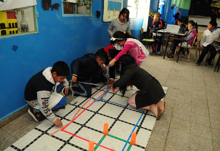 Roboticar le acerca la tecnología a los chicos para mejorar su aprendizaje. 