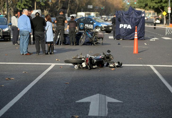 Dos motochorros murieron tras robo, persecución y choque múltiple en Retiro