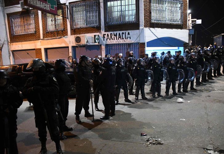 Cientos de puesteros esperan entrar a las ferias de La Salada rodeados de una fuerte custodia policial