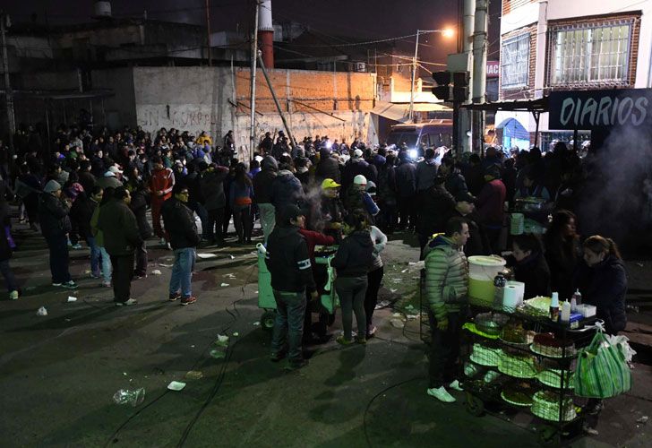 Cientos de puesteros esperan entrar a las ferias de La Salada rodeados de una fuerte custodia policial