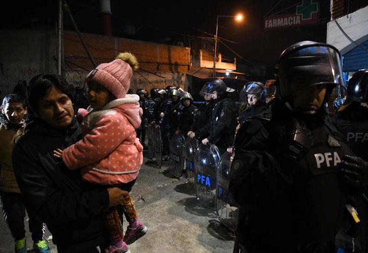 Cientos de puesteros esperan entrar a las ferias de La Salada rodeados de una fuerte custodia policial