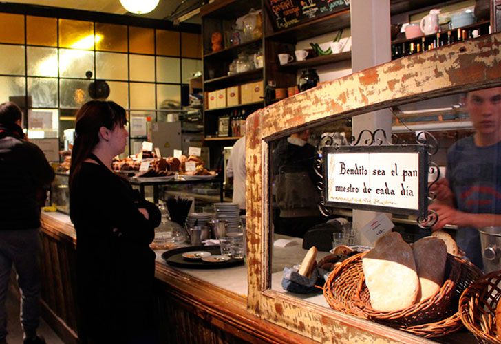 La panadería y pastelería ofrece opciones clásicas y algunos especiales como Cornbread, Carrot Cake, English Muffin y Shortcake.