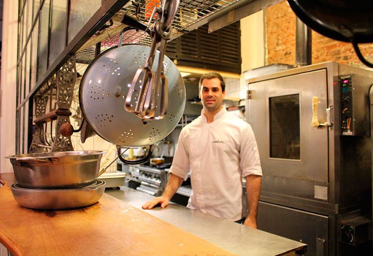 Francisco Olocco, chef ejecutivo de Malvón, nos enseña a prepararlos granizados y arma “una torre” con dulce de leche, miel de caña y coco. Un postre imperdible para golosos