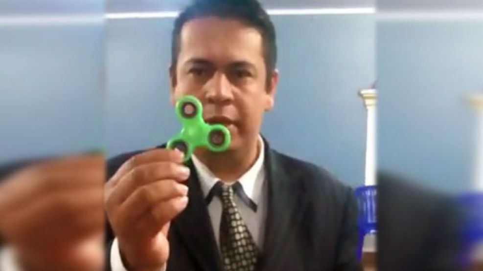 Pastor evangélico asegura que el spinner es un juguete diabólico