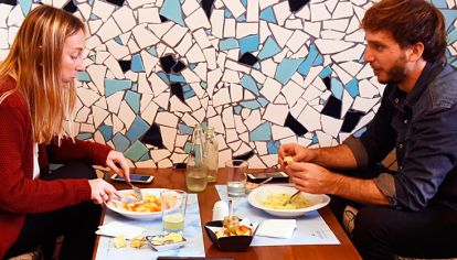 Comer afuera. Ya dejó de ser un problema. Sintaxis es un restó de Palermo que comenzó siendo un almacén de productos sin TACC y ante la demanda no paró de crecer.