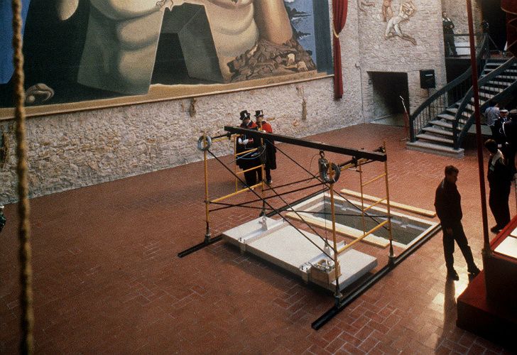 Foto de archivo, datada el 25 de enero de 1989, de los preparativos para el entierro de Salvador Dalí, en el Museo Teatro de Figueras.