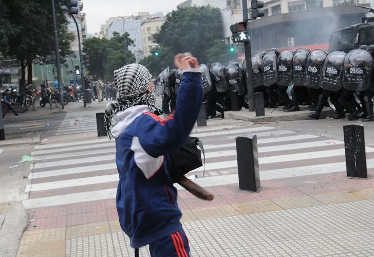 Incidentes en la protesta de la avenida 9 de Julio entre manifestantes y la Infantería