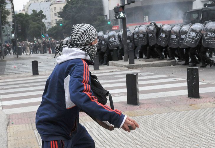 Incidentes en la protesta de la avenida 9 de Julio entre manifestantes y la Infantería