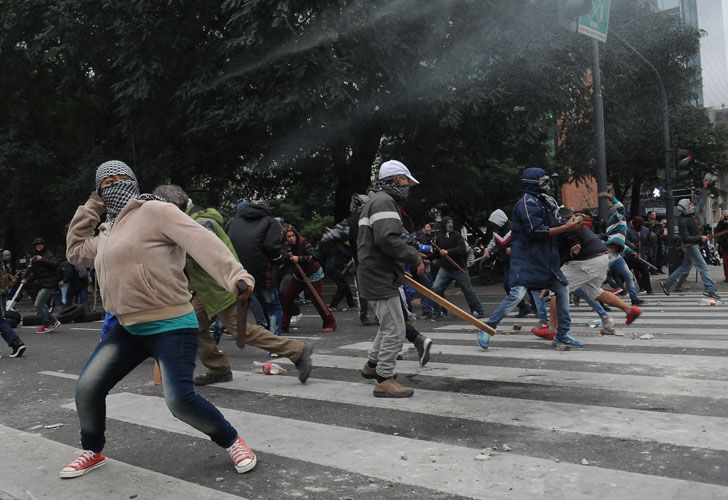 Incidentes en la protesta de la avenida 9 de Julio entre manifestantes y la Infantería