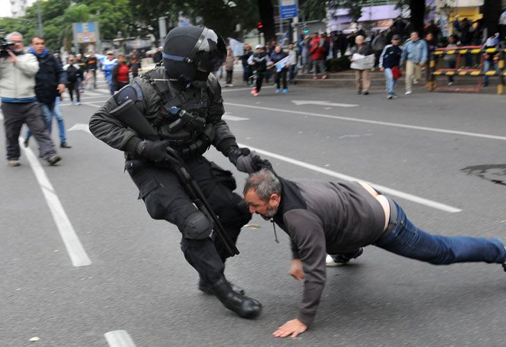 Incidentes en la protesta de la avenida 9 de Julio entre manifestantes y la Infantería