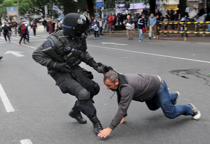 Incidentes en la protesta de la avenida 9 de Julio entre manifestantes y la Infantería