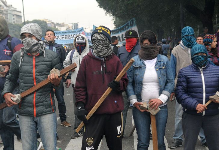 Incidentes en la protesta de la avenida 9 de Julio entre manifestantes y la Infantería