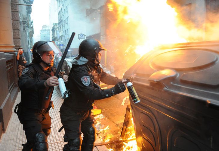 Incidentes en la protesta de la avenida 9 de Julio entre manifestantes y la Infantería