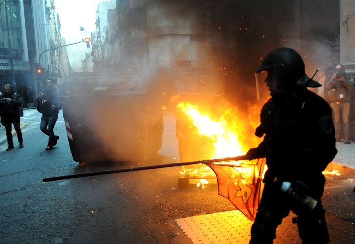 Incidentes en la protesta de la avenida 9 de Julio entre manifestantes y la Infantería