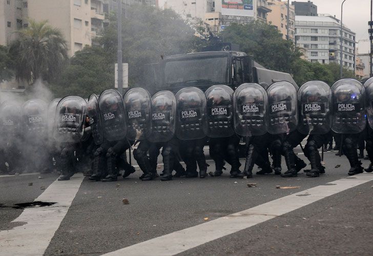 Incidentes en la protesta de la avenida 9 de Julio entre manifestantes y la Infantería