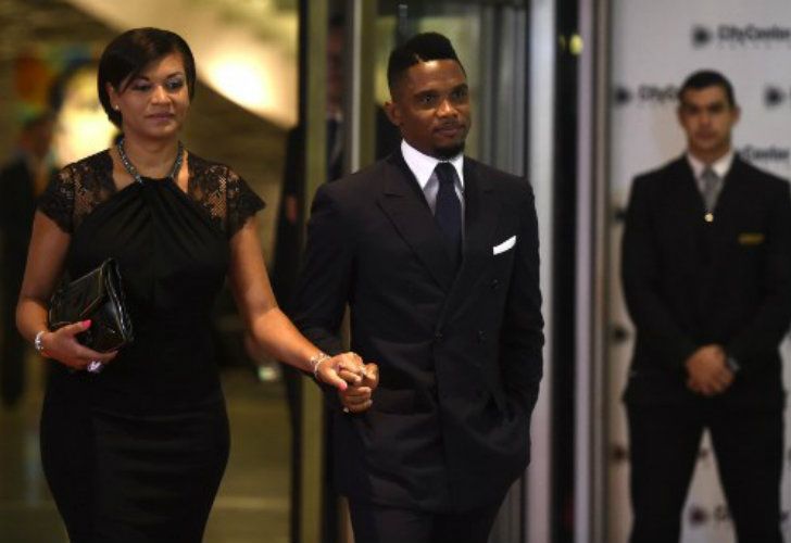 Samuel Eto'o y su compañera en la entrada del casino City Center de la ciudad de Rosario, donde se desarrollará el casamiento.