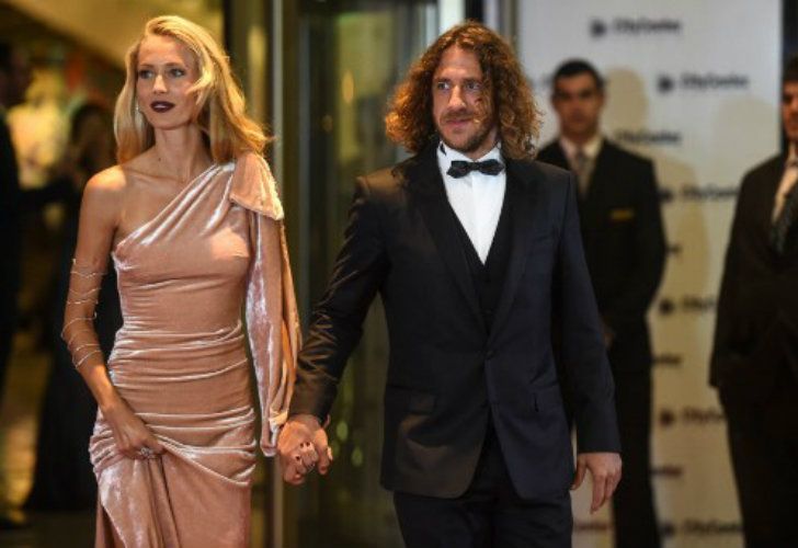 Carles Puyol y su bella compañera, Vanesa Lorenzo.