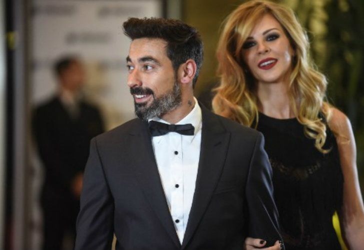 El sex-symbol argentino Ezequiel "Pocho" Lavezzi y su esposa, Yanina Screpante, en la alfombra roja.