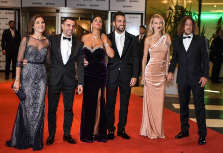  Xavi Alonso, Cesc Fabregas y Carles Puyol con sus esposas en la alfombra roja.