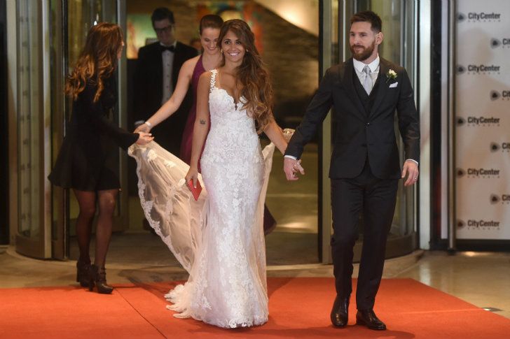 Los novios felices en la alfombra roja del Casino City Center de la ciudad de Rosario.