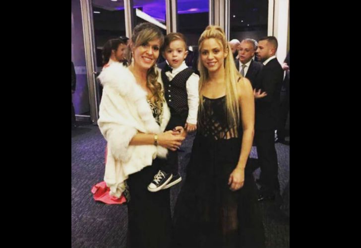 Shakira posó con algunos de los invitados de la boda de Lio Messi y Antonela Roccuzzo.