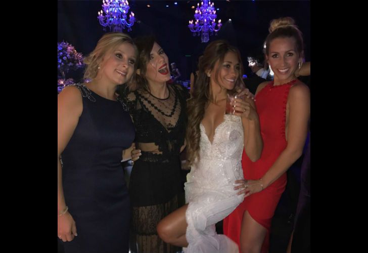 Antonela Roccuzzo junto a la actriz Gimena Accardi y otras amigas. En la imagen se ve el cambio que la flamante esposa de Lionel Messi tuvo en la fiesta.