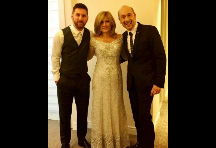 Lionel Messi junto a su madre Celia, y el diseñador de su vestido: Claudio Cosano.