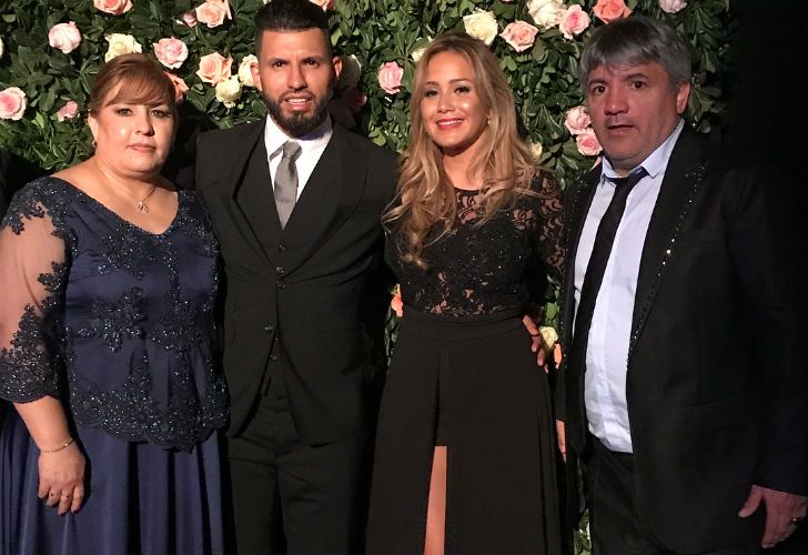 Sergio Kun Agüero, junto a sus padres y a su pareja: Karina, la Princesita. 