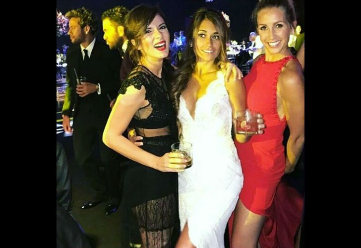 Antonela Roccuzzo y Gimena Accardi en la fiesta de casamiento.