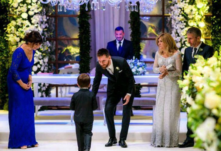 Lionel Messi recibe a su hijo Thiago en el altar. 