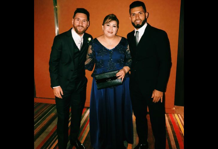 Sergio Kun Agüero y su madre, junto a Lionel Messi. 