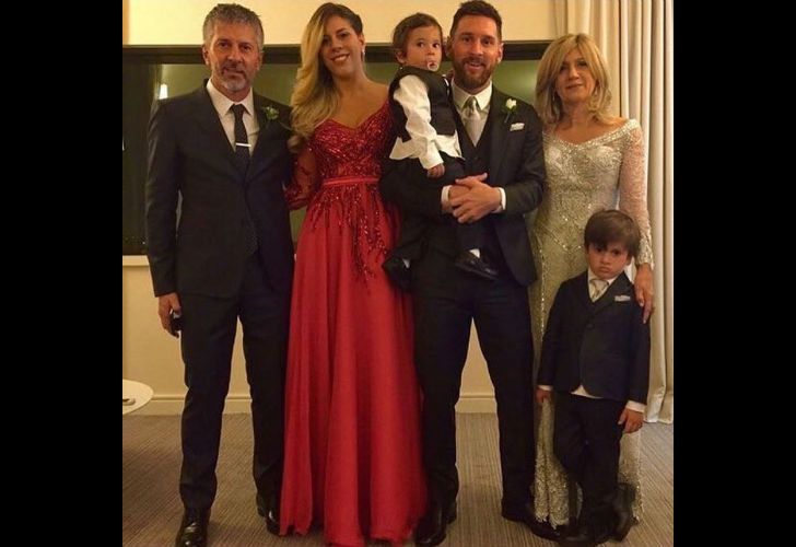 Lionel Messi junto a sus padres, su hermana, y sus hijos: Thiago y Mateo.