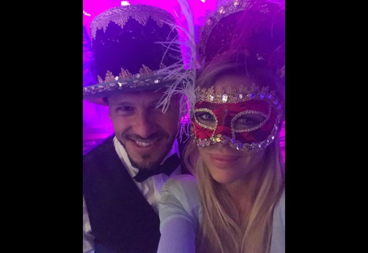 Martín Demichelis y Evangelina Anderson, divertidos en el festejo del casamiento de Messi.