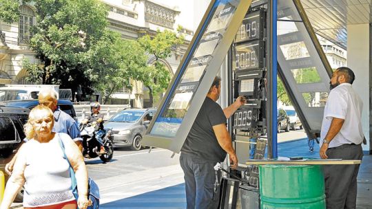Te surten. Hubo importantes colas ayer en estaciones de servicio.