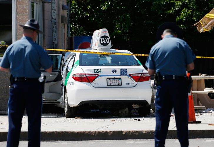 Taxista embiste a personas en el aeropuerto de Boston