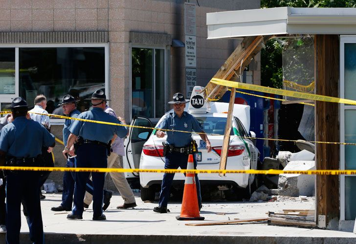 Taxista embiste a personas en el aeropuerto de Boston