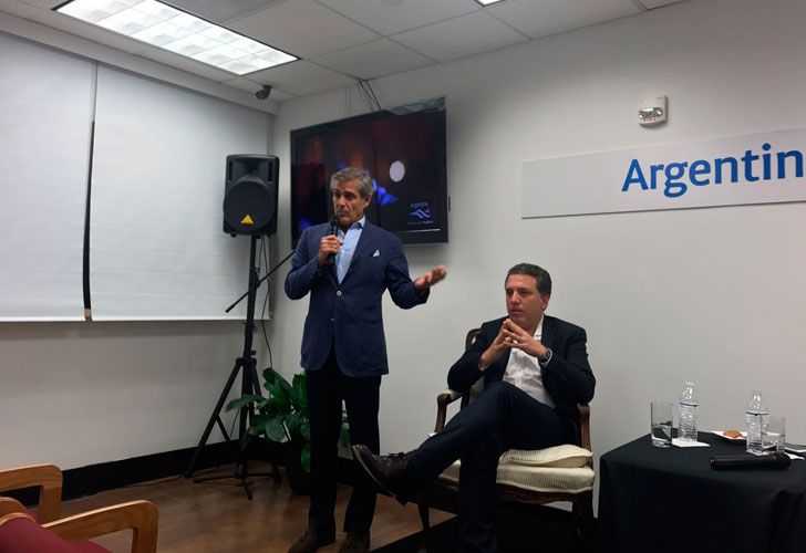 Por la tarde, los ministros volvieron a hablar ante un grupo mas exclusivo de invitados en las oficinas del Consulado Argentino en Miami. Alli fue mas fluida la participaciones de la gente y se trataron temas como la inseguridad, la crisis en el poder judicial y la economia.