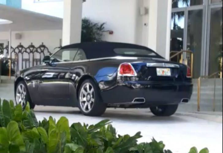 Se lo vio salir del hotel en un lujoso Rolls Royce.