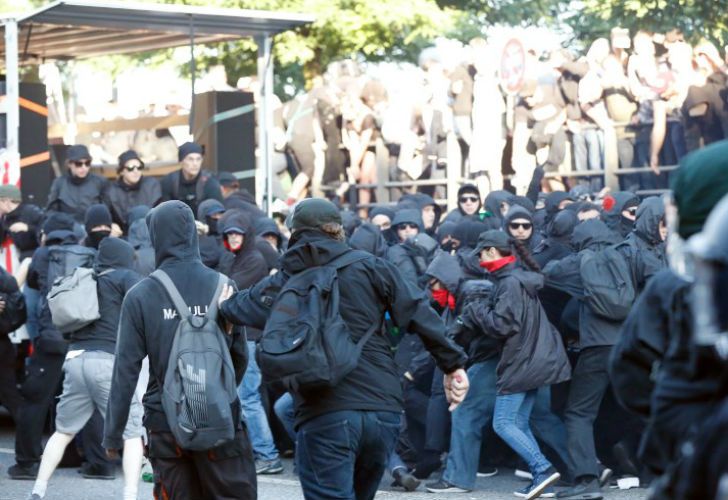 La Policía desplegó un operativo que incluyó gases lacrimógenos y cañones de agua, para lograr dispersar la protesta.