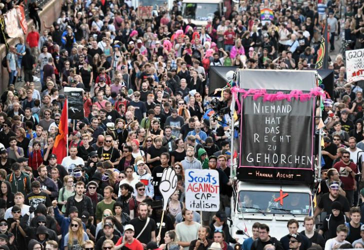 Cerca de 20.000 policías provenientes de toda Alemania, se desplegaron en el lugar como medida antiterrorista y para evitar la violencia de las cerca de 30 manifestaciones previstas durante la cumbre.