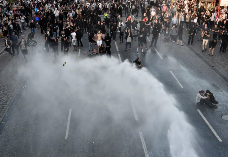 Bajo el lema Bienvenidos al infierno, la manifestación estuvo encabezada con una gran pancarta que pedía pulverizar el G20 y fue convocada por una autodenominada alianza autónoma y anticapitalista.