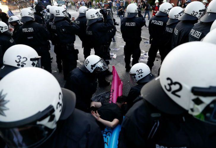 Policías enfrentan una protesta en la cumbre del G20.