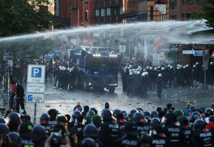 La Policía dispersó con gases lacrimógenos y cañones de agua a miles de manifestantes antiglobalización que salieron a las calles de Hamburgo.