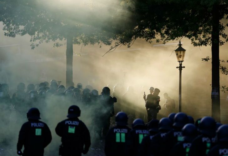 Enfrentamientos entre policías y manifestantes anti-G20 en Hamburgo.