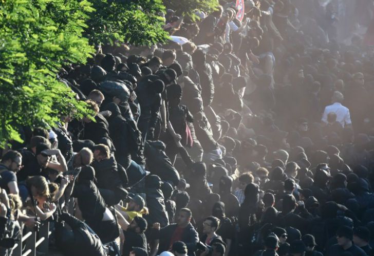 Entre los manifestantes, cerca de mil se encuentran vestidos de negro y con pasamontañas.