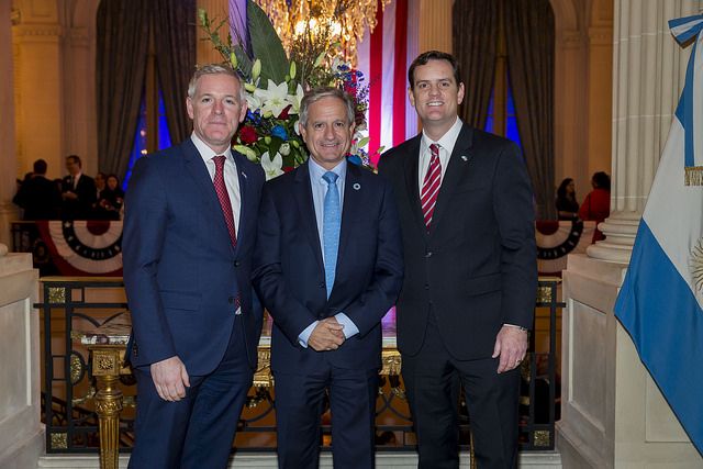 Brendan O’Brien, Andrés Ibarra, ministro de Modernización y Tom Cooney, en los festejos por el 4 de julio.