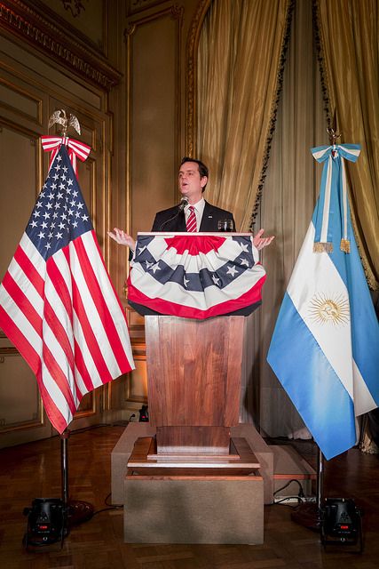 El discurso de Tom Cooney, encargado de negocios de la Embajada norteamericana.