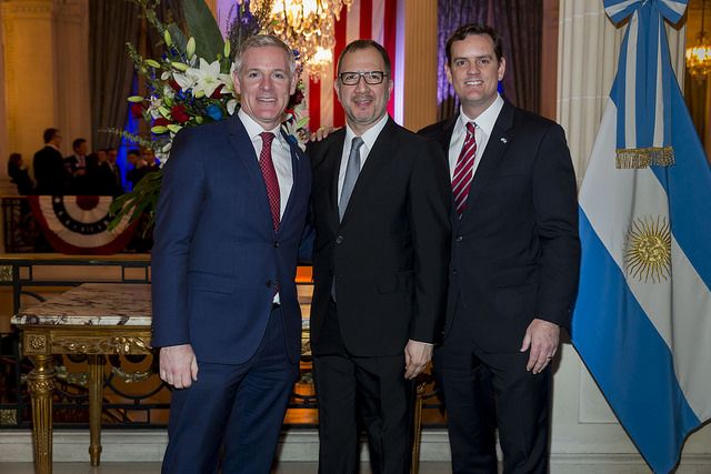 Brendan O’Brien, Fabián Perechodnik, Secretario General del Gobierno de la Provincia de Buenos Aires y Tom Cooney, en la embajada de Estados Unidos. 