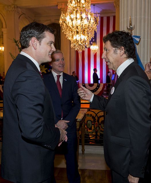 El intendente de San Isidro, Gustavo Posse, dialoga con Tom Cooney, encargado de Negocios de la Embajada de los Estados Unidos.