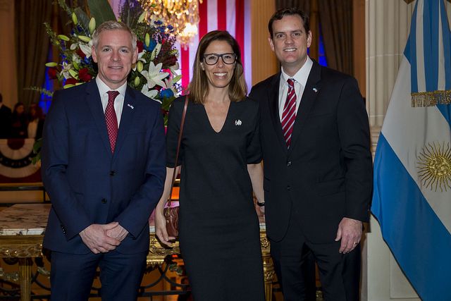 Brendan O’Brien, ministro consejero interino de la Embajada de los Estados Unidos; Laura Alonso, titular de la Oficina Anticorrupción y Tom Cooney, encargado de negocios de la embajada.